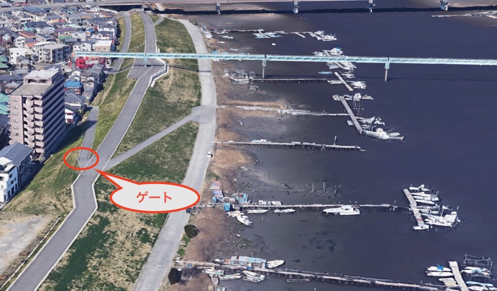 悲報！河川敷へ向かう土手上のゲートが朝の８時過ぎに閉鎖！